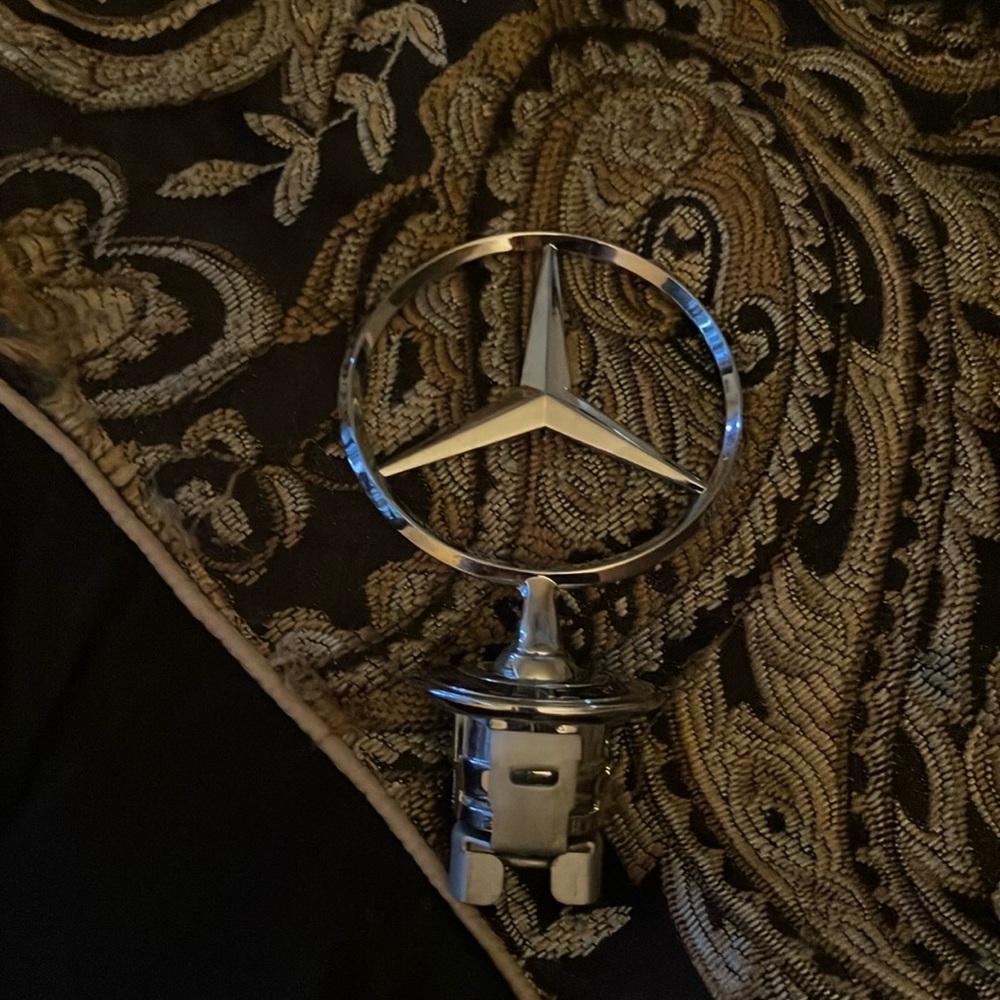 I’m selling Mercedes Benz hood ornament